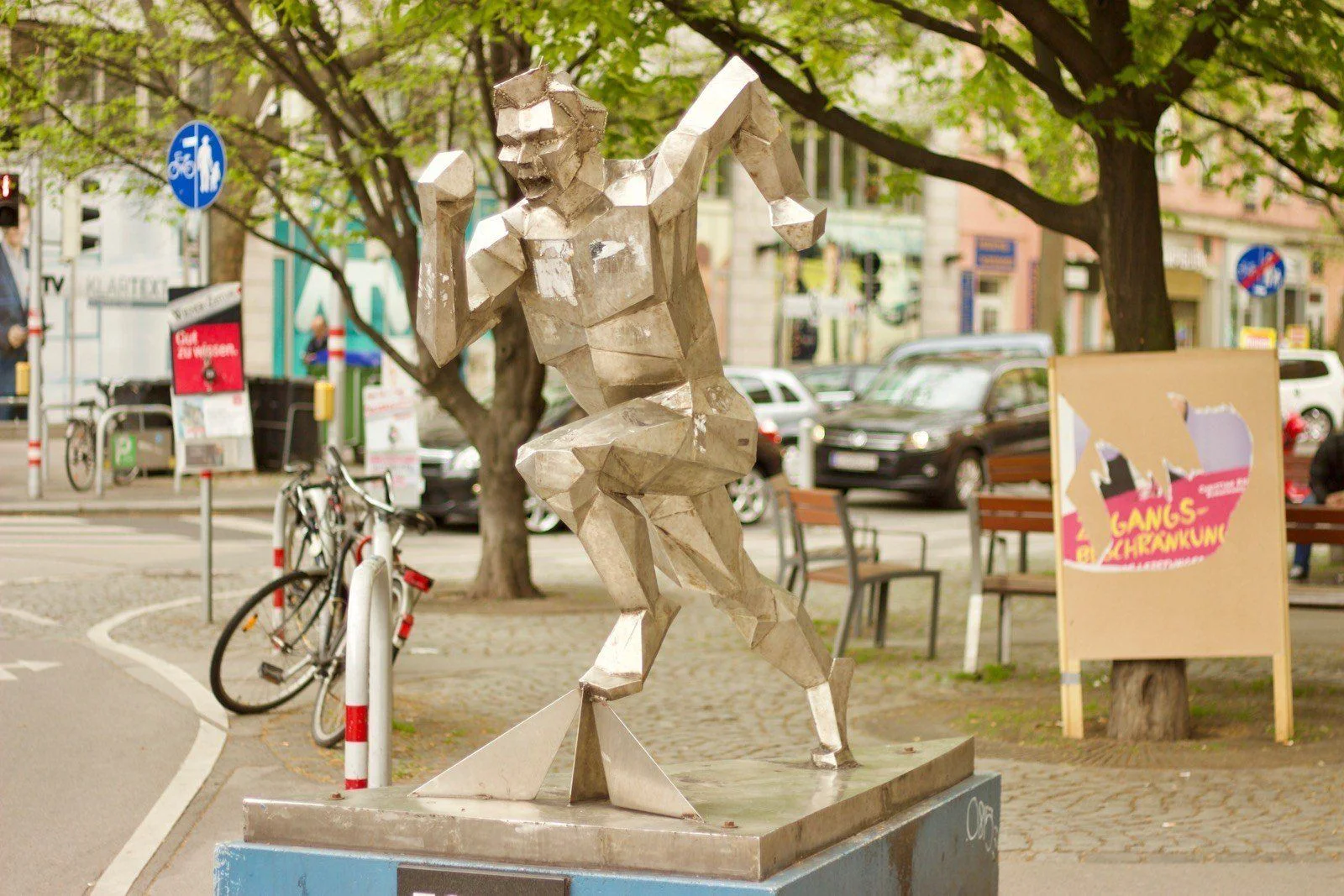 Der Läufer aus Stahl bezieht seinen Platz vor dem Geschäft