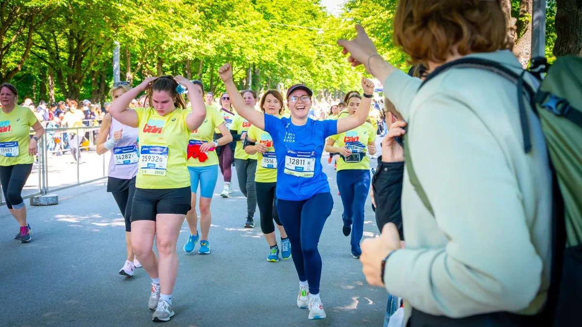 Kathi jubelt beim Frauenlauf