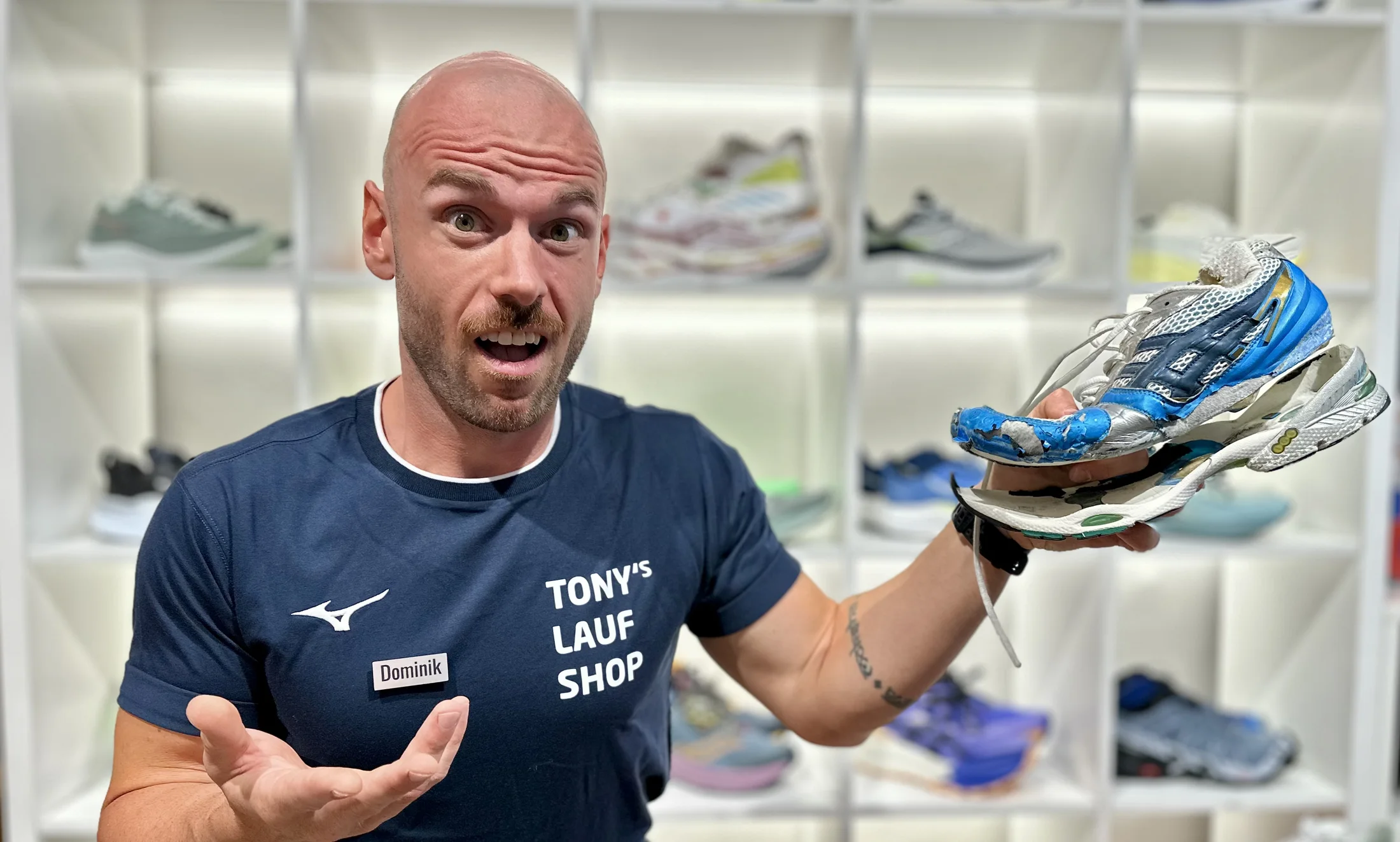 Dominik mit einem durchgelaufenen Laufschuh