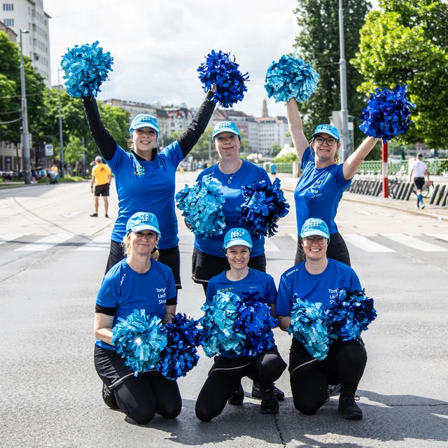 Das Cheerleader-Team von Tony's Laufshop an der Strecke des Vienna City Marathon
